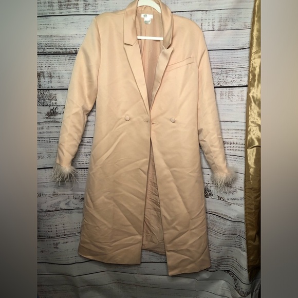 Feather Cuff Tuxedo Coat
Elegant Pink Peach Feather-Trimmed Coat - Picture 3 of 15